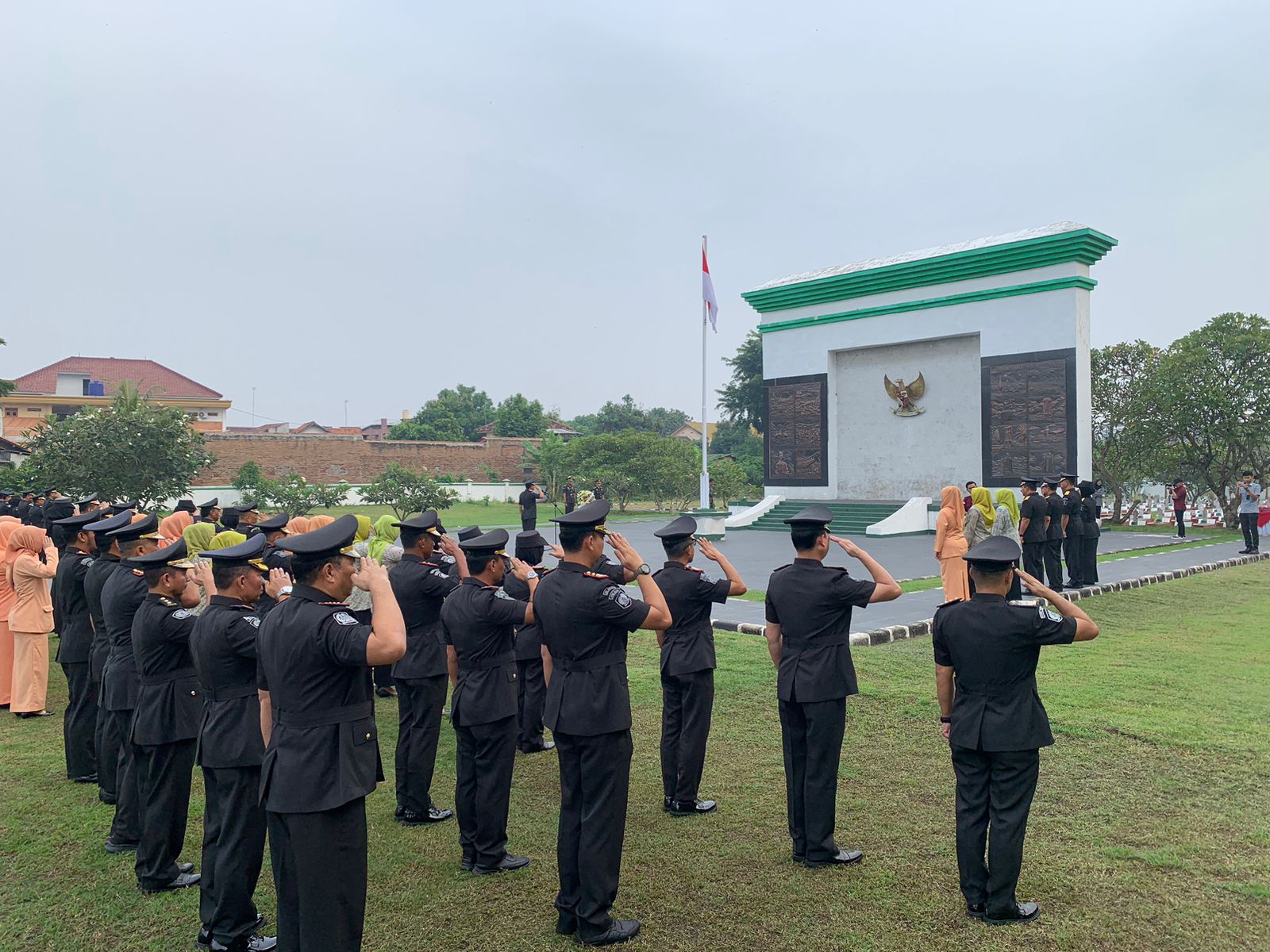 Jelang HBP Ke-60, Lapas Rangkasbitung Ikuti Kegiatan Tabur Bunga Bersama Kakanwil Kemenkumham Banten